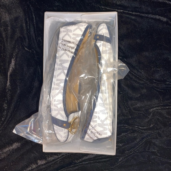 Michael kors - Fulton mox size 7.5 white w/ blue on the front a Gold emblem - Picture 5 of 7